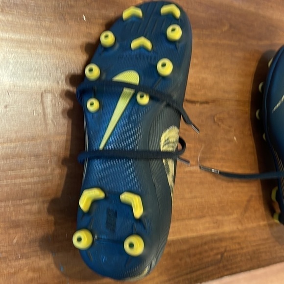 Nike youth 1Y cleats in black and gold (not worn) - Picture 3 of 9